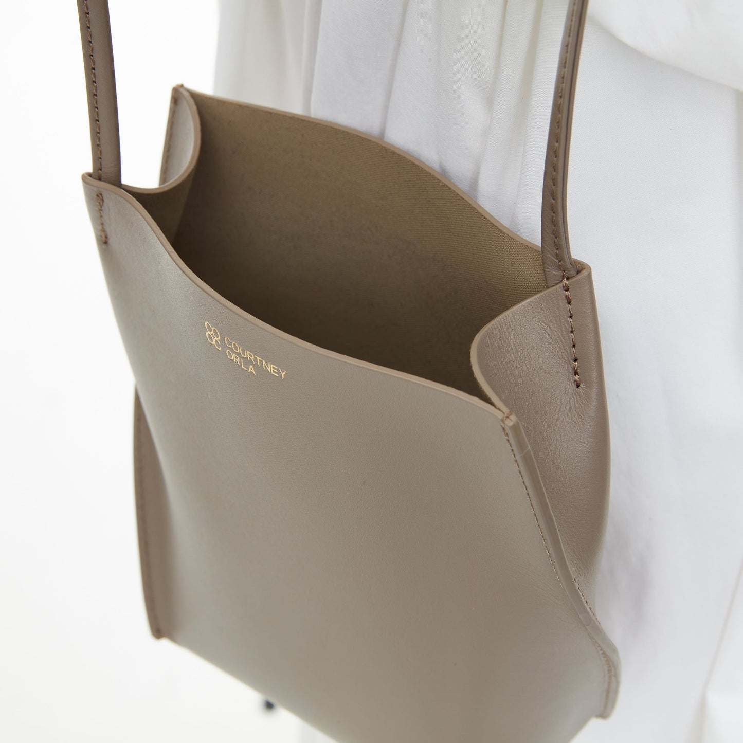 【COURTNEY ORLA / コートニーオーラ】SLOPE tote mini Smooth L. - Taupe