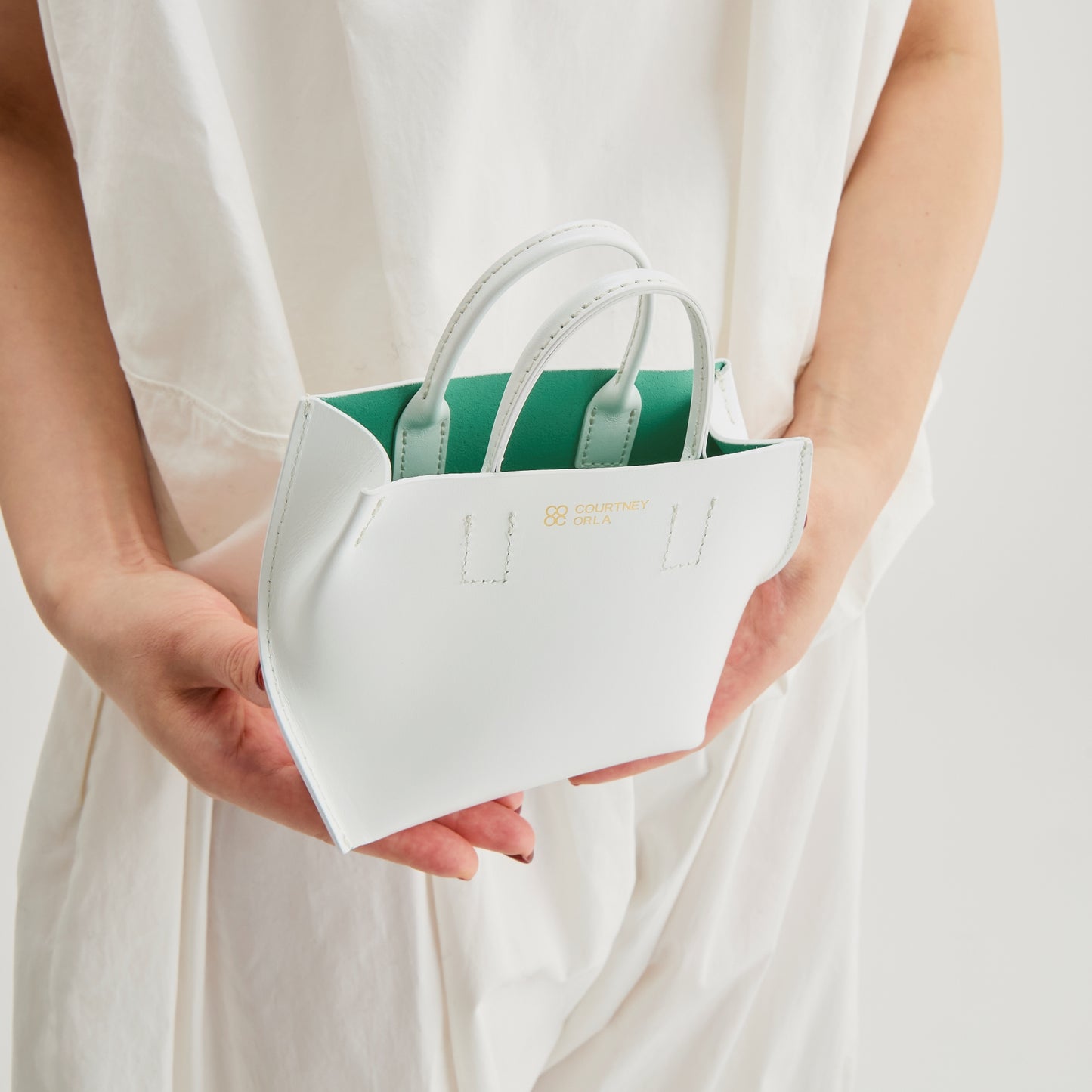 【COURTNEY ORLA / コートニーオーラ】SLOPE tote super mini Smooth L. - White