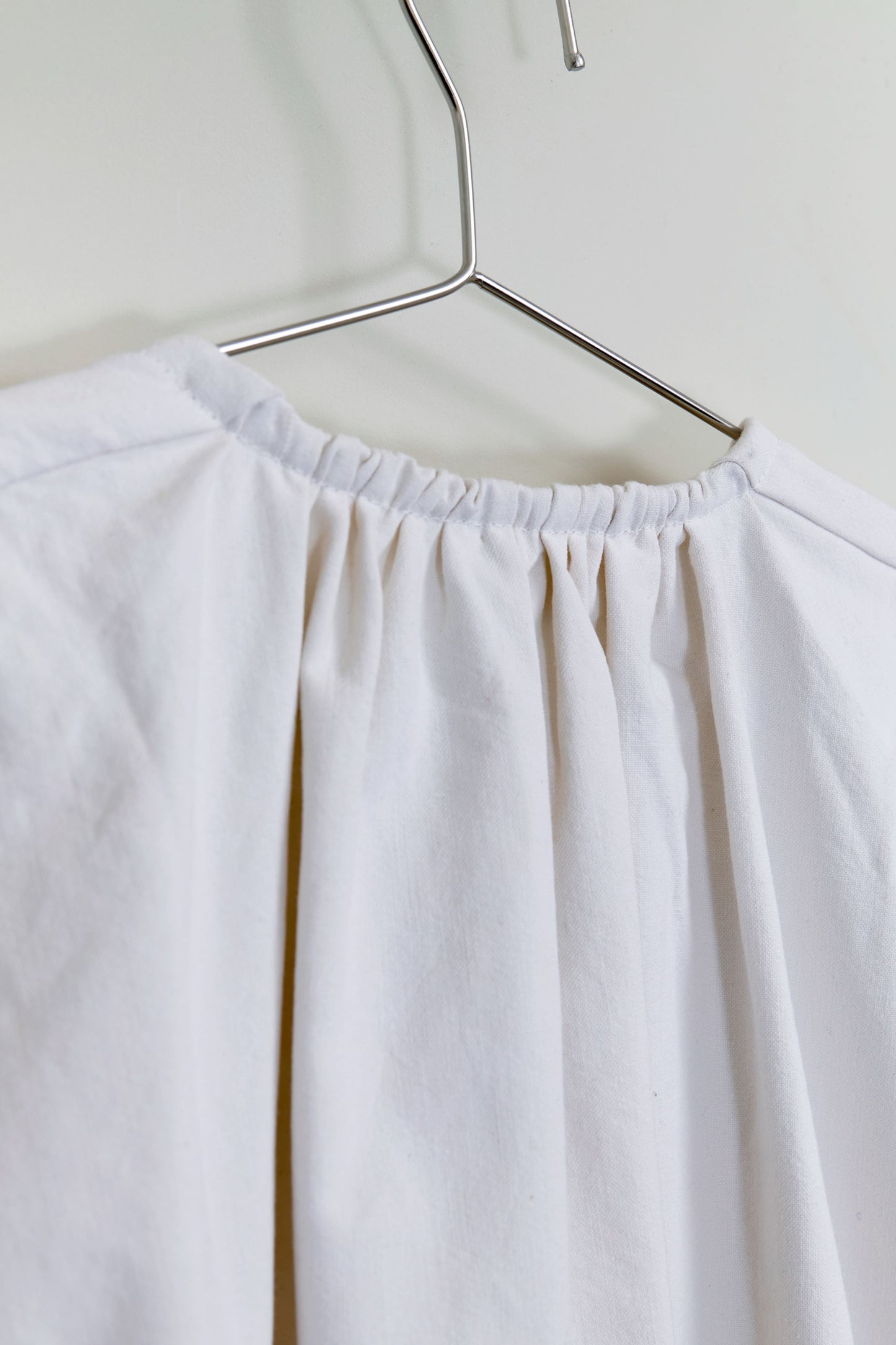 GATHERED BACK SHIRT - NATURAL