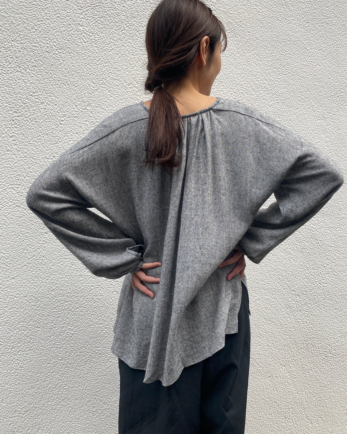 【Whiteread / ホワイトリード】Gathered Back Shirt - Granite