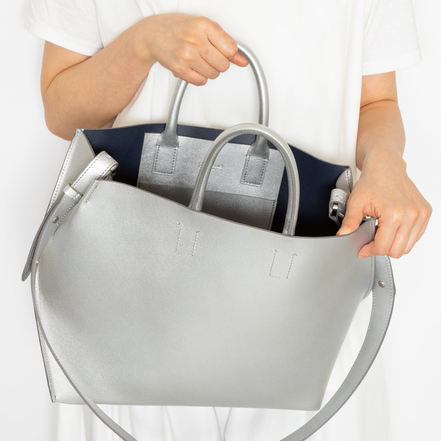 【COURTNEY ORLA / コートニーオーラ】SLOPE TOTE M w/strap Smooth L. - Silver