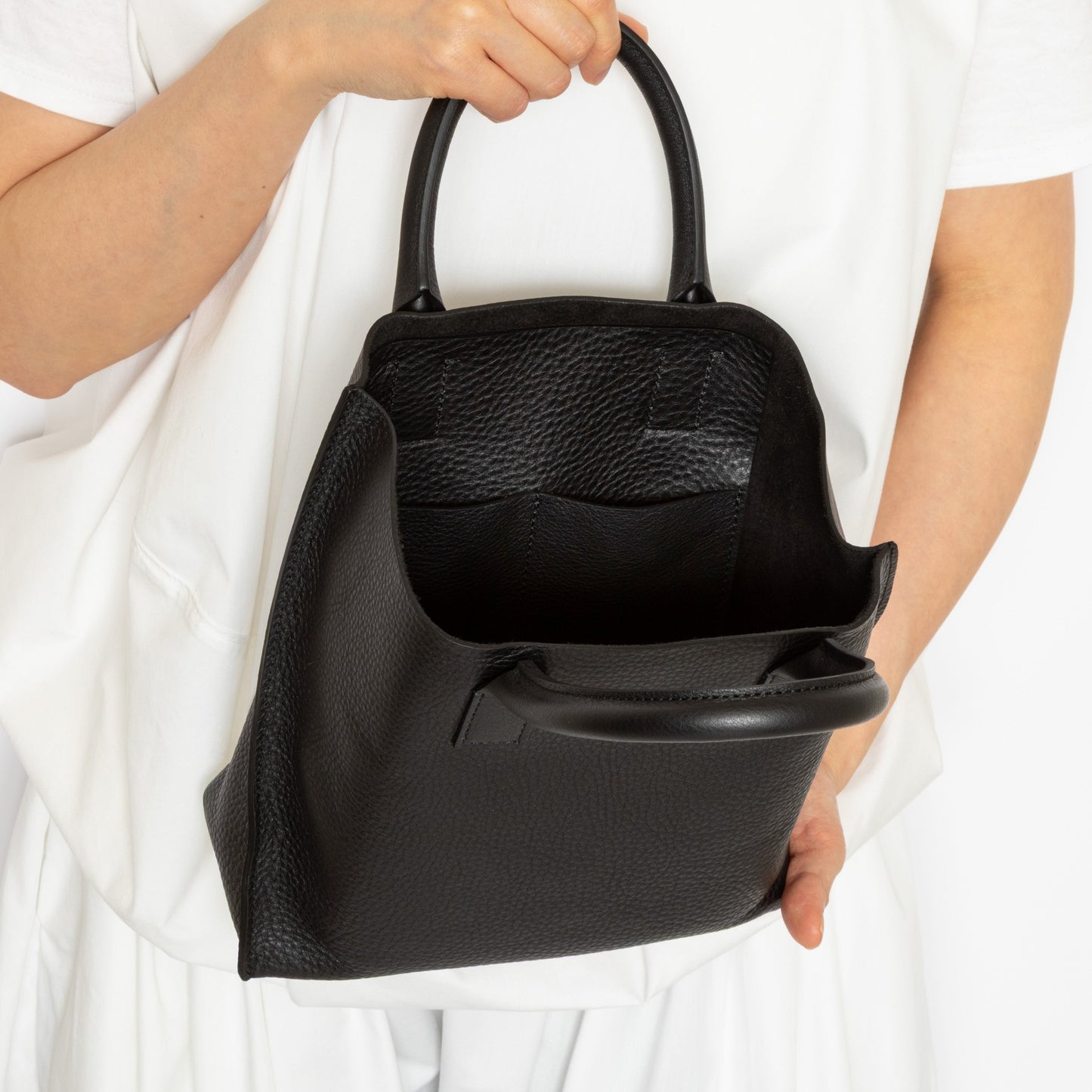 【COURTNEY ORLA / コートニーオーラ】SLOPE tote S Shrink L. - Black