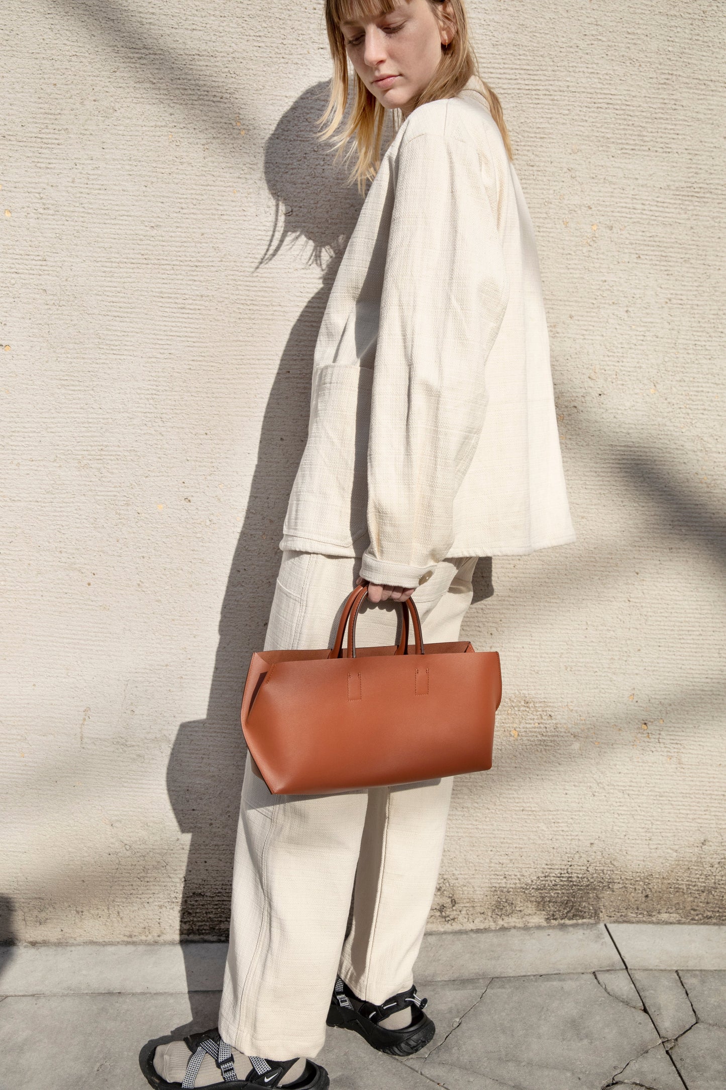 【COURTNEY ORLA / コートニーオーラ】SLOPE wine tote Smooth L. - Brown