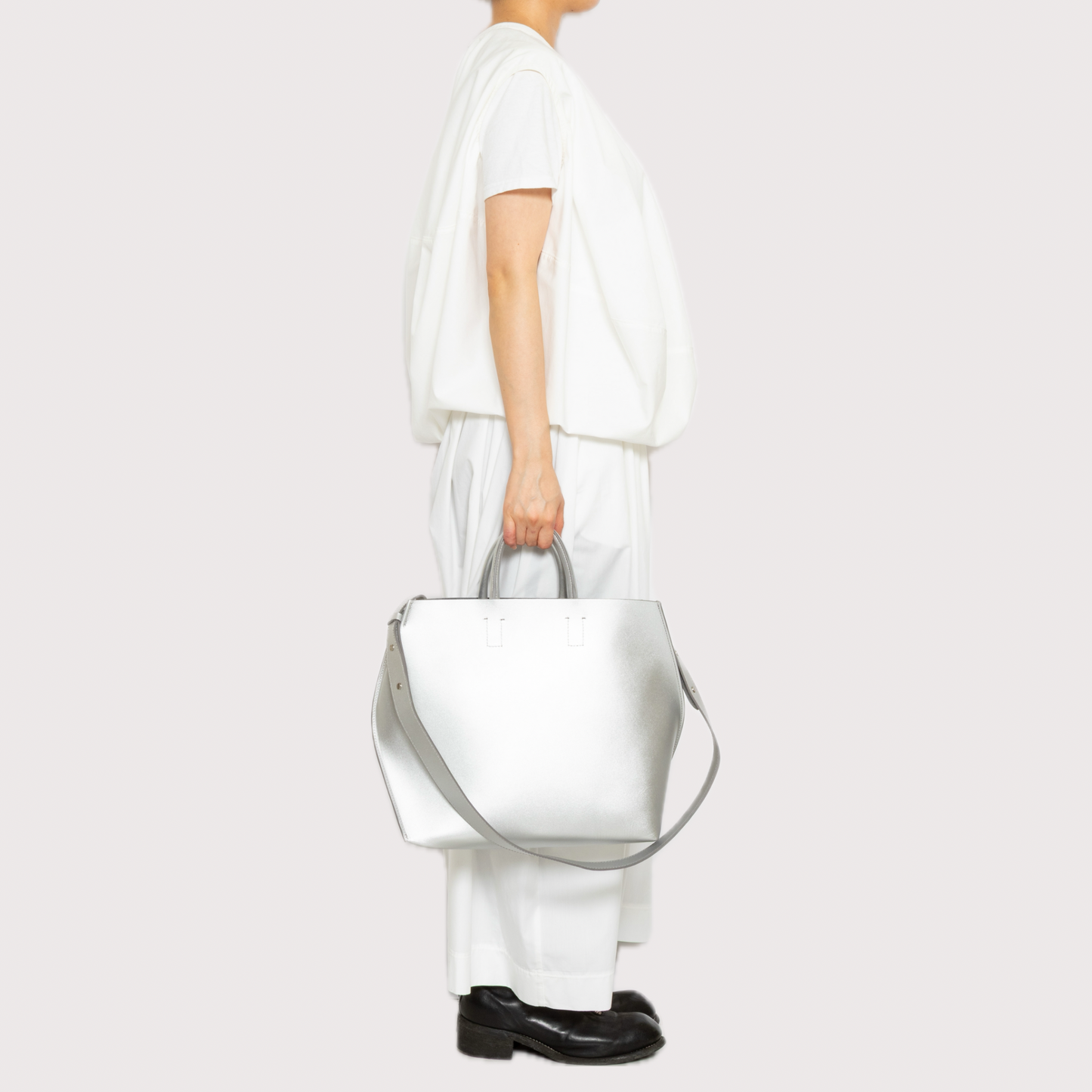 【COURTNEY ORLA / コートニーオーラ】SLOPE TOTE M w/strap Smooth L. - Silver