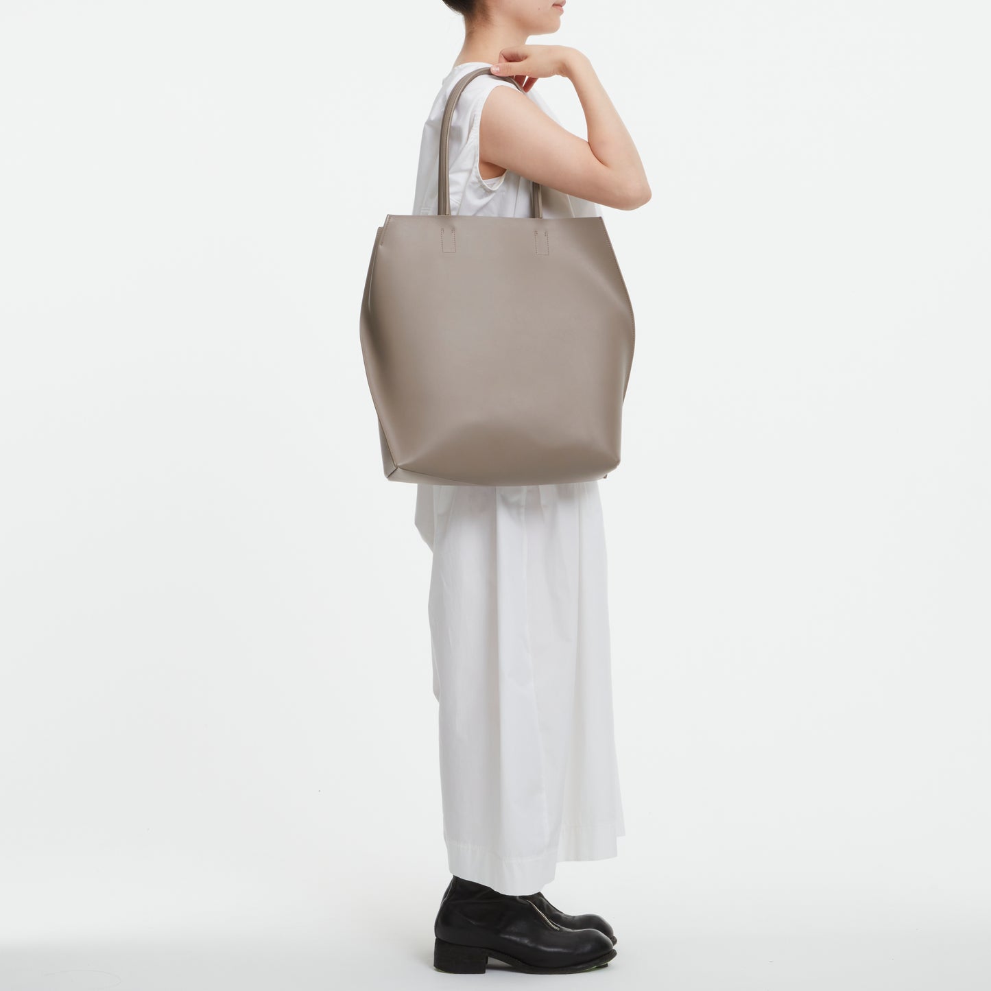 【Courtney Orla / コートニーオーラ】SLOPE tote L with shoulder handle Smooth L. - Taupe