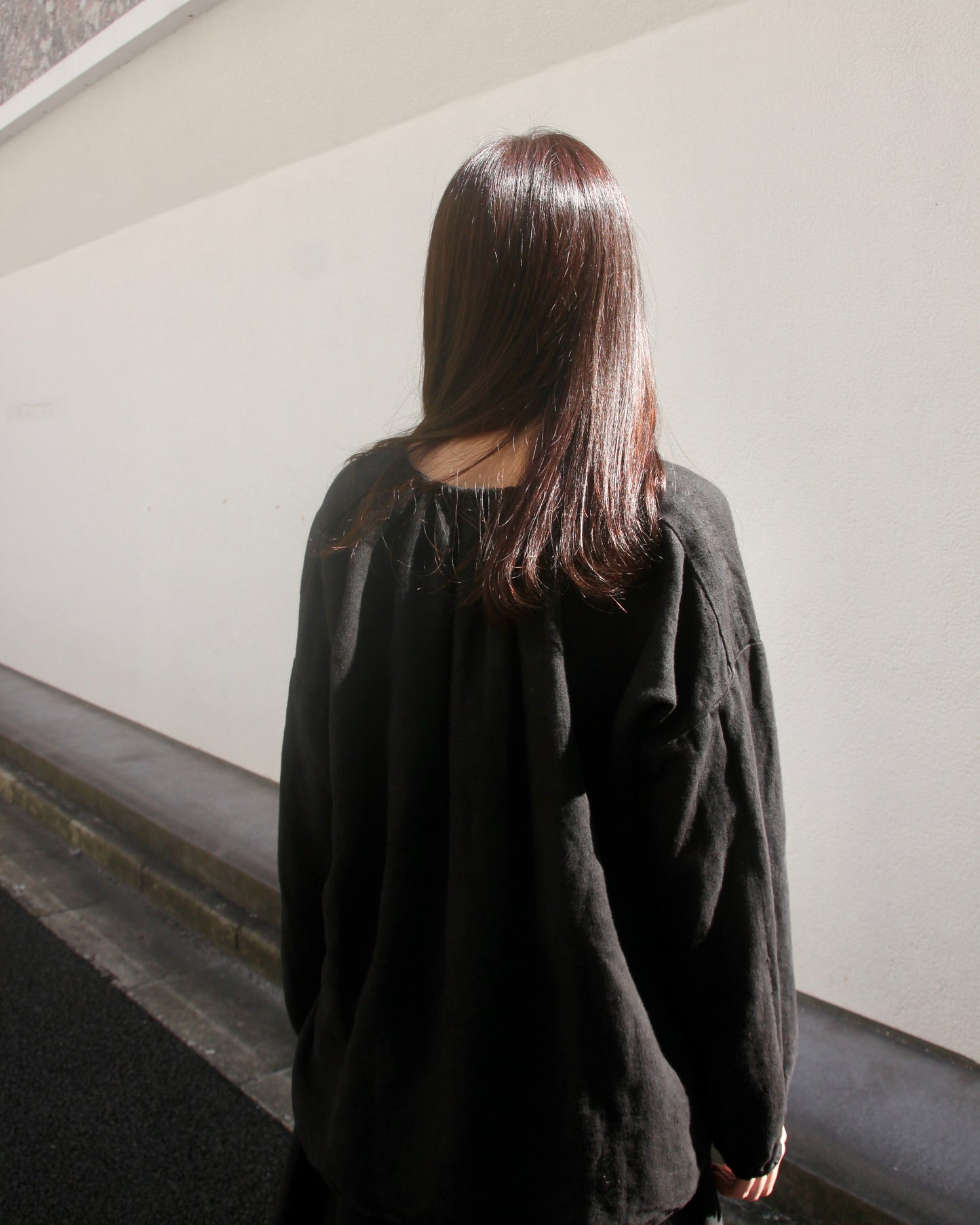 GATHERED BACK SHIRT - BLACK