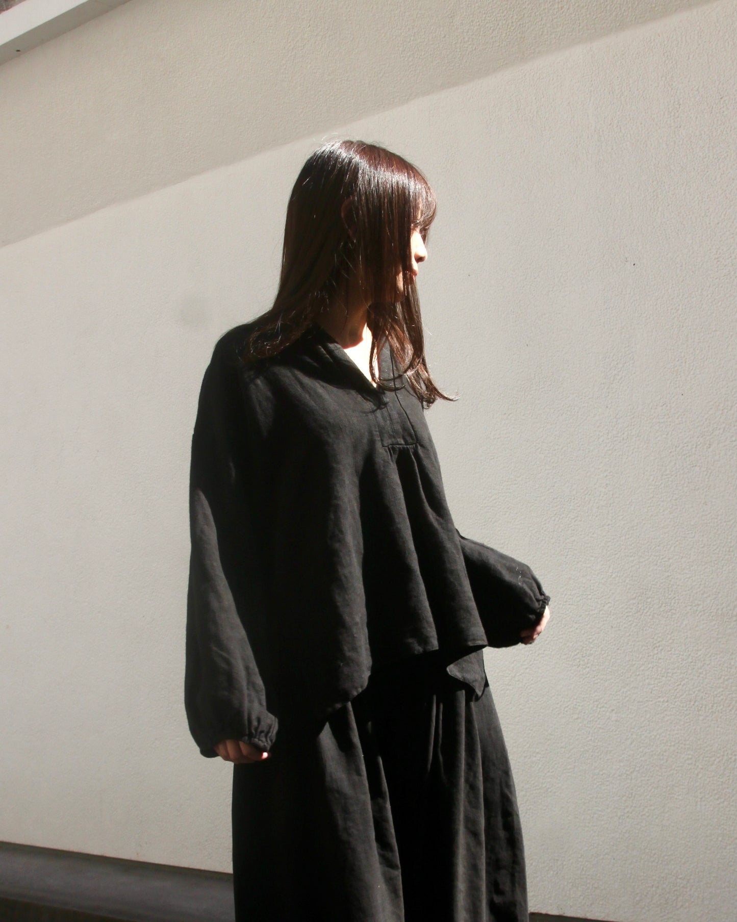 GATHERED BACK SHIRT - BLACK