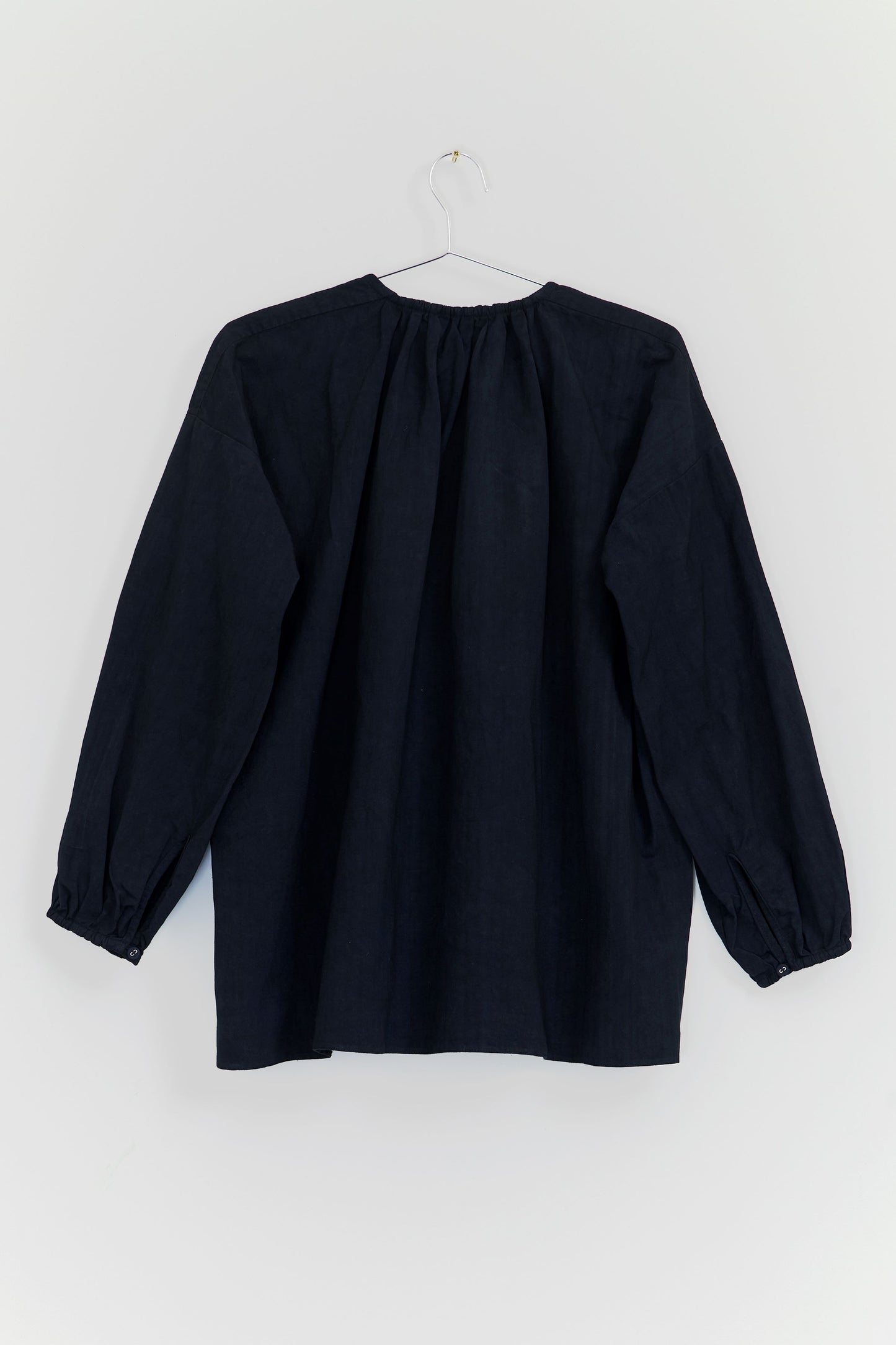 GATHERED BACK SHIRT - BLACK