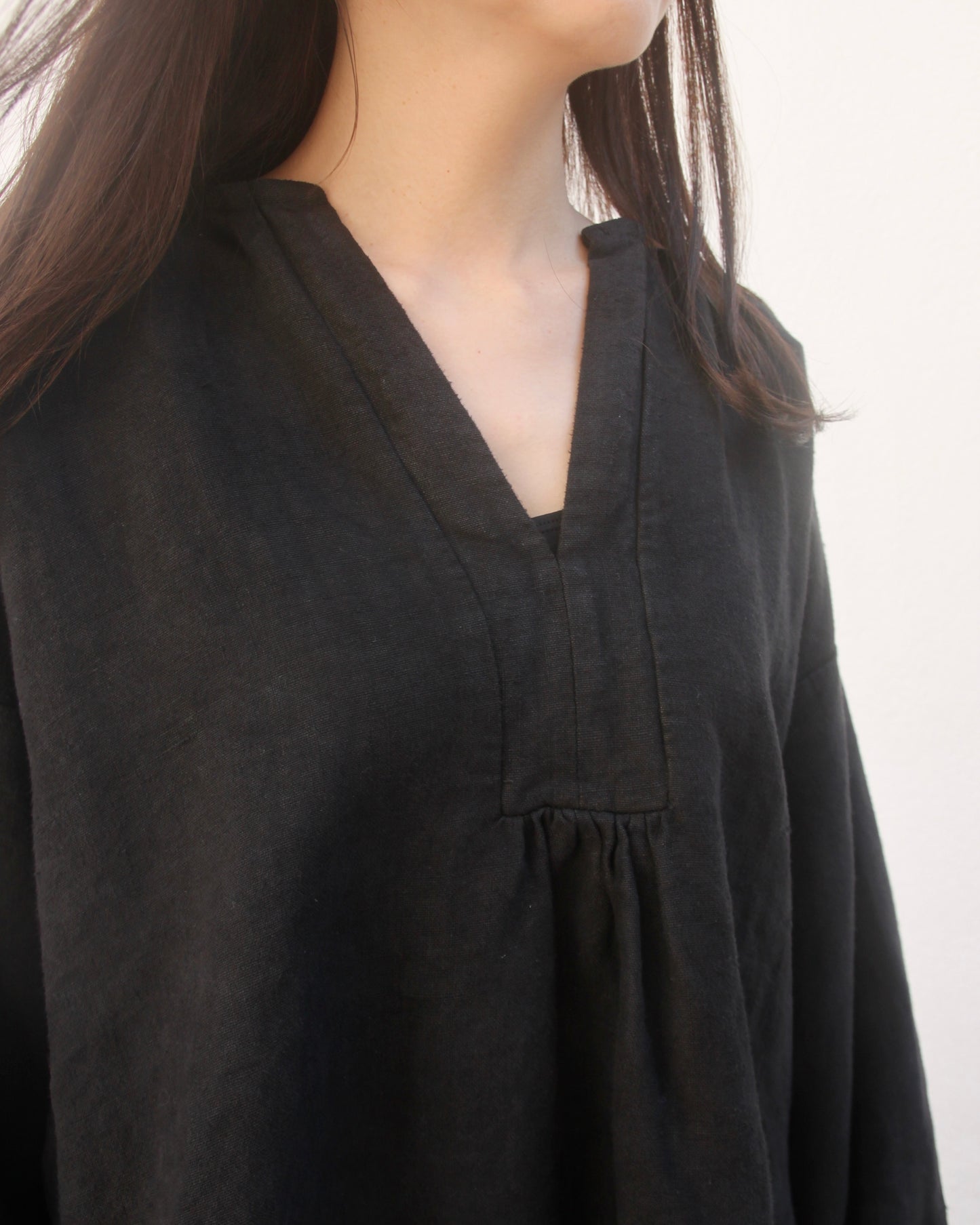 GATHERED BACK SHIRT - BLACK