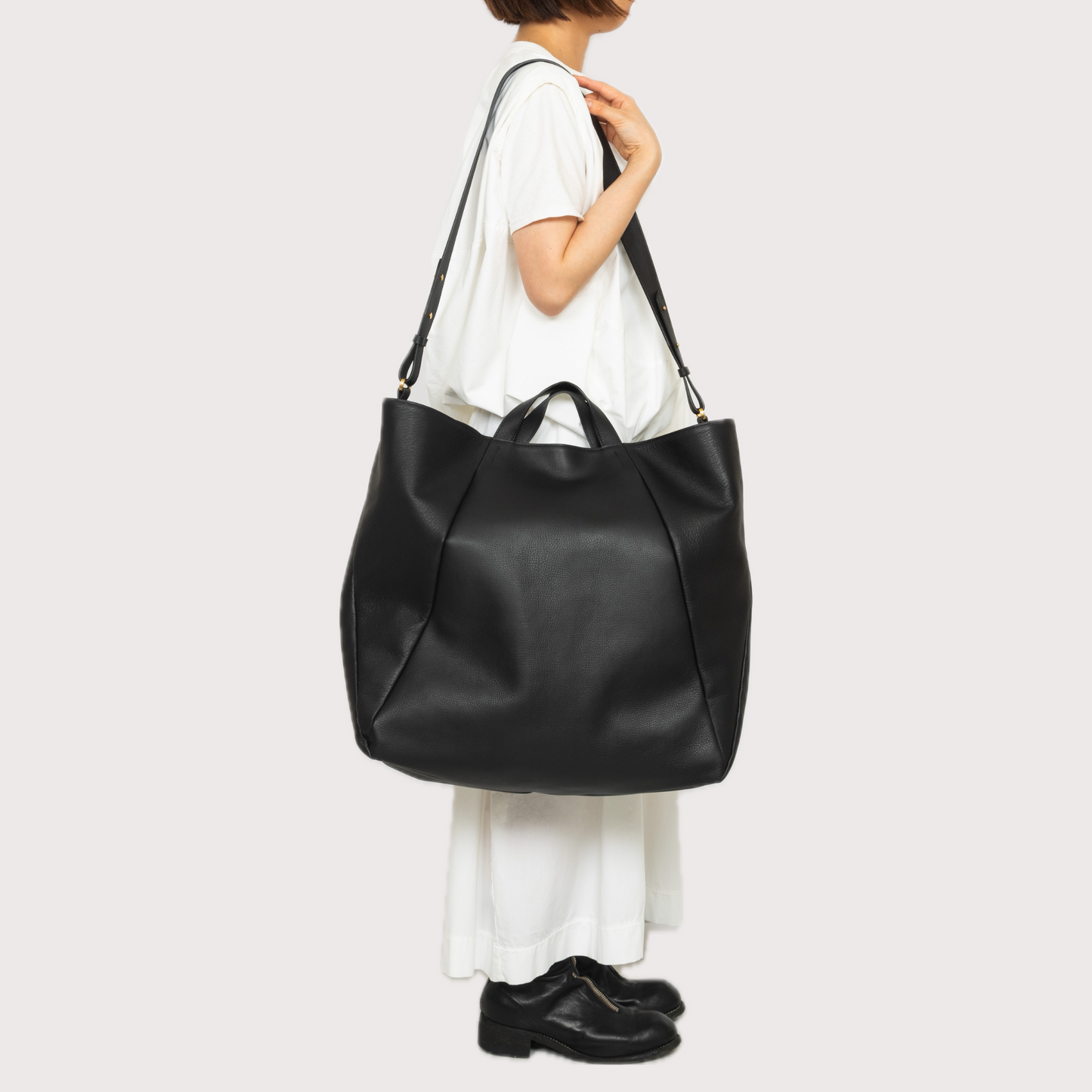 【COURTNEY ORLA / コートニーオーラ】TRI tote XL Emboss L. - Black